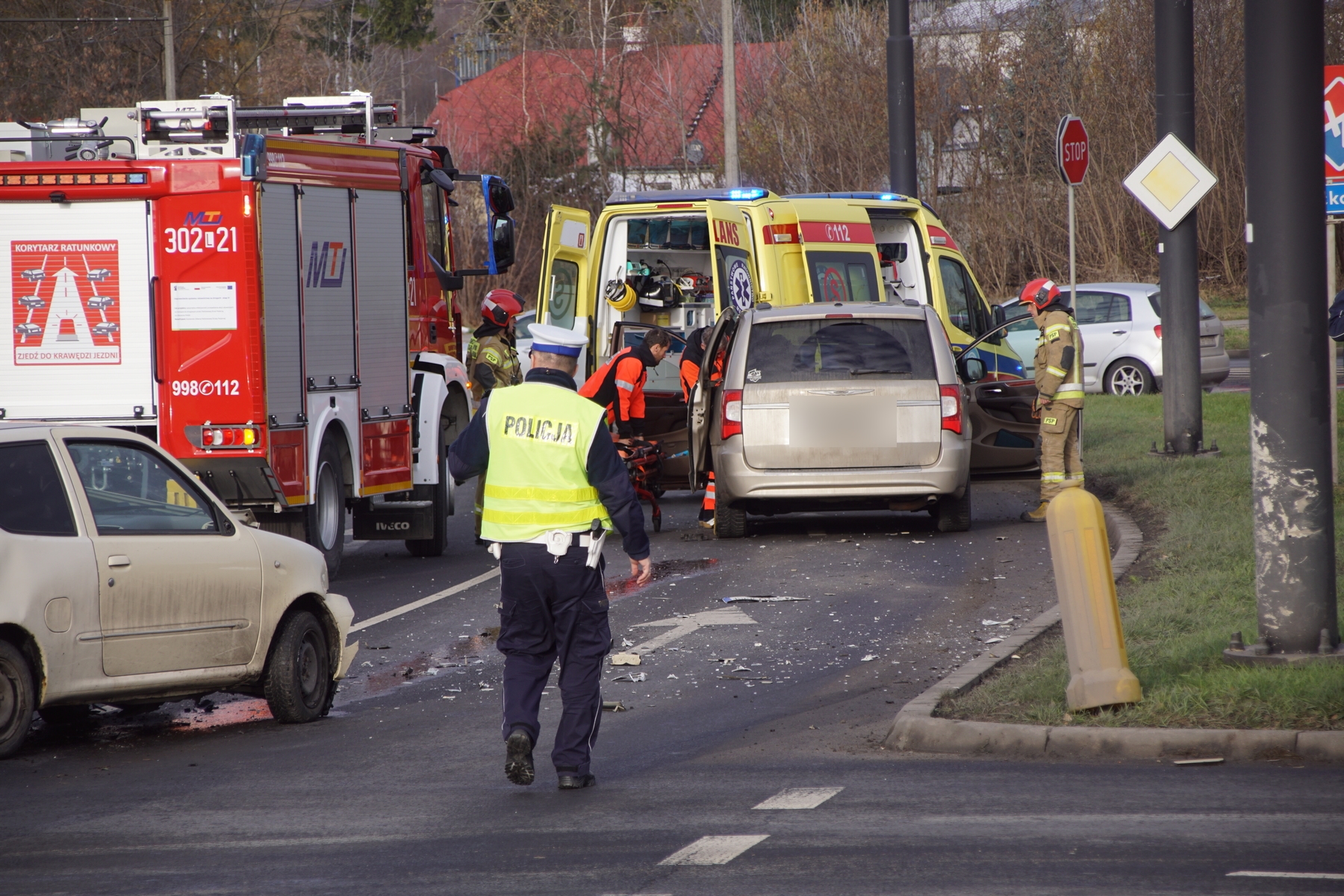 Groźny wypadek w Lublinie, dwóch mężczyzn uciekło z miejsca zdarzenia (zdjęcia)