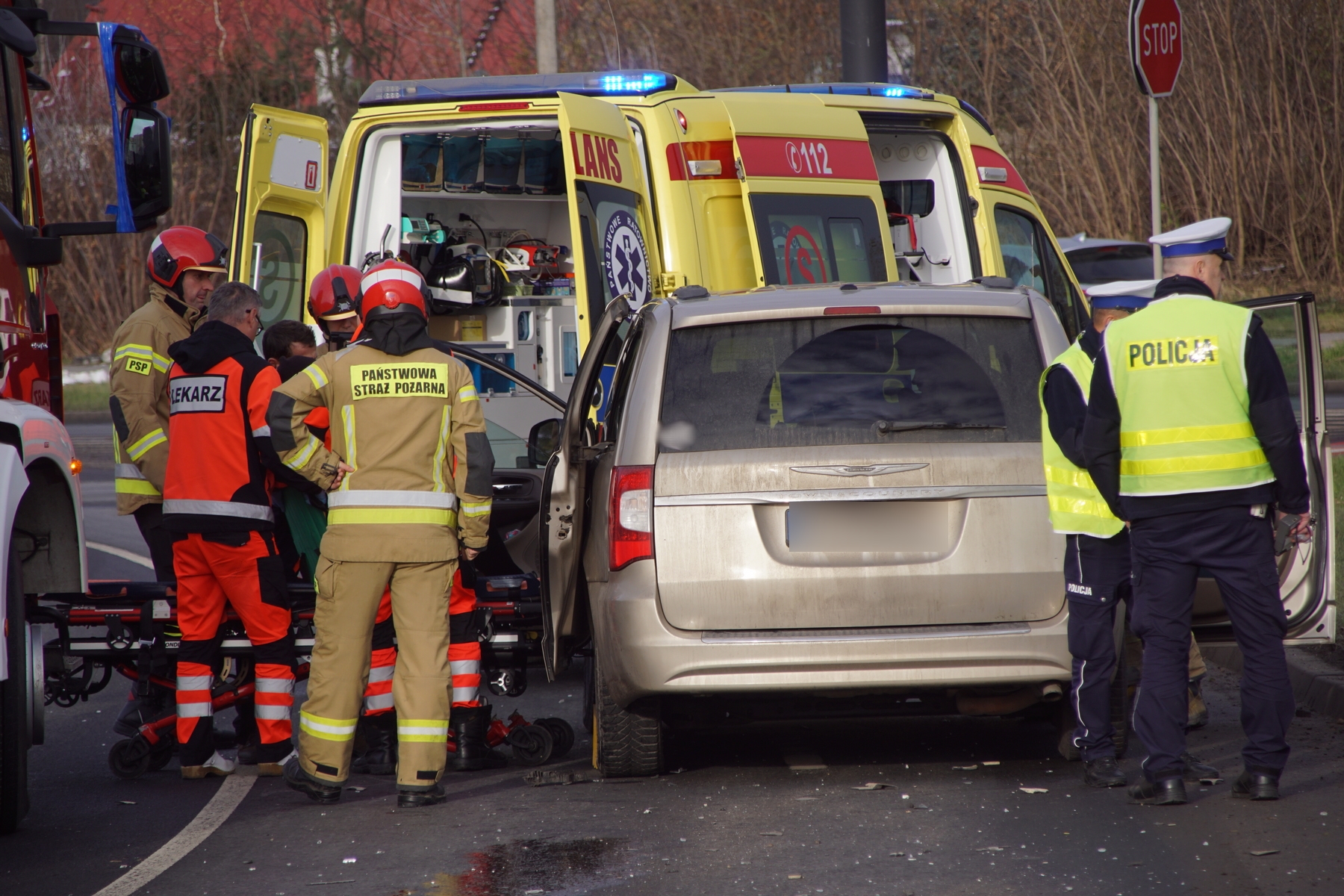Groźny wypadek w Lublinie, dwóch mężczyzn uciekło z miejsca zdarzenia (zdjęcia)