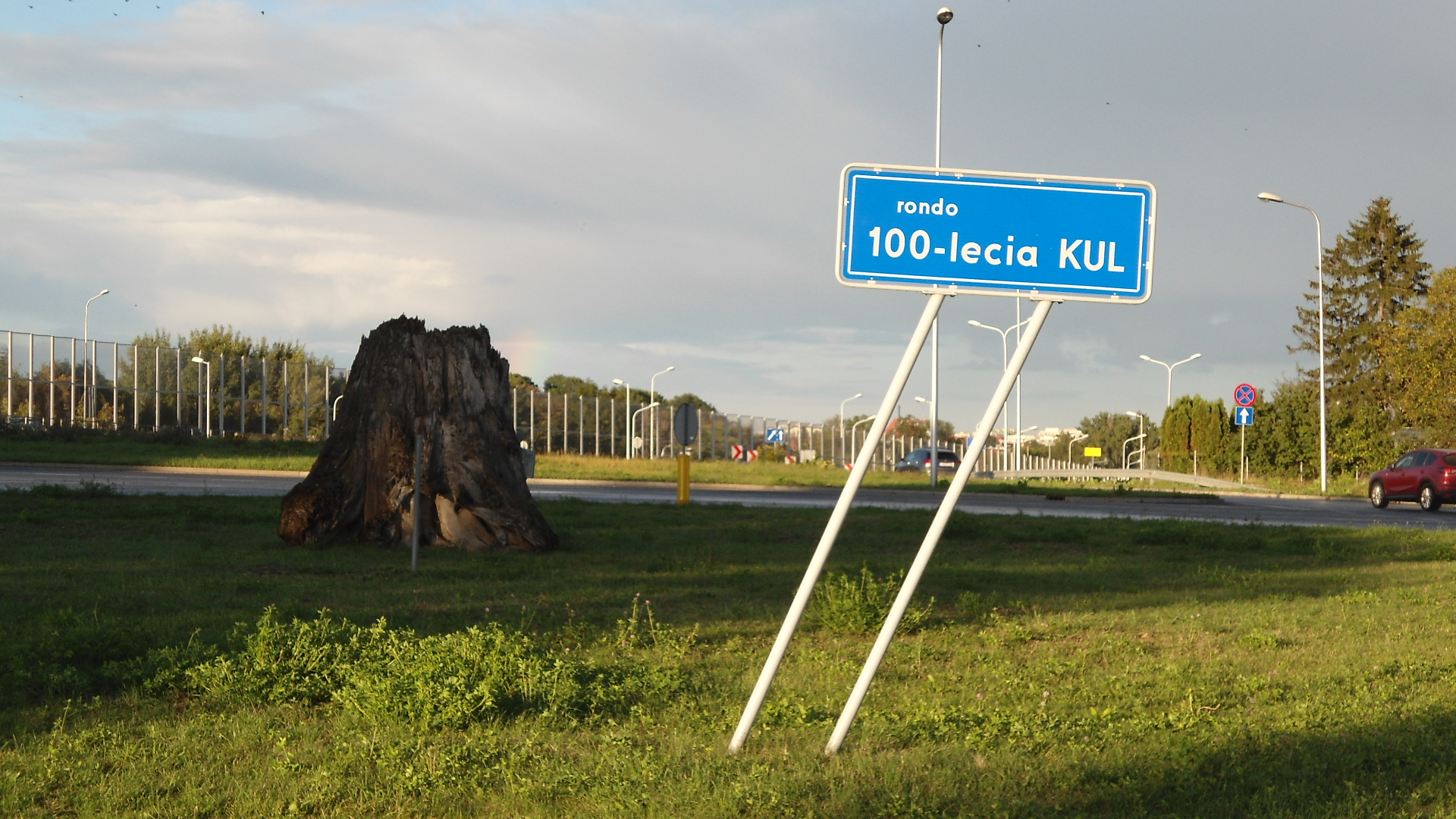 Stoi pośrodku ronda i nie bardzo wiadomo po co. Podejść nie można, więc przejeżdżający dziwią się, jaki jest tego cel (zdjęcia)