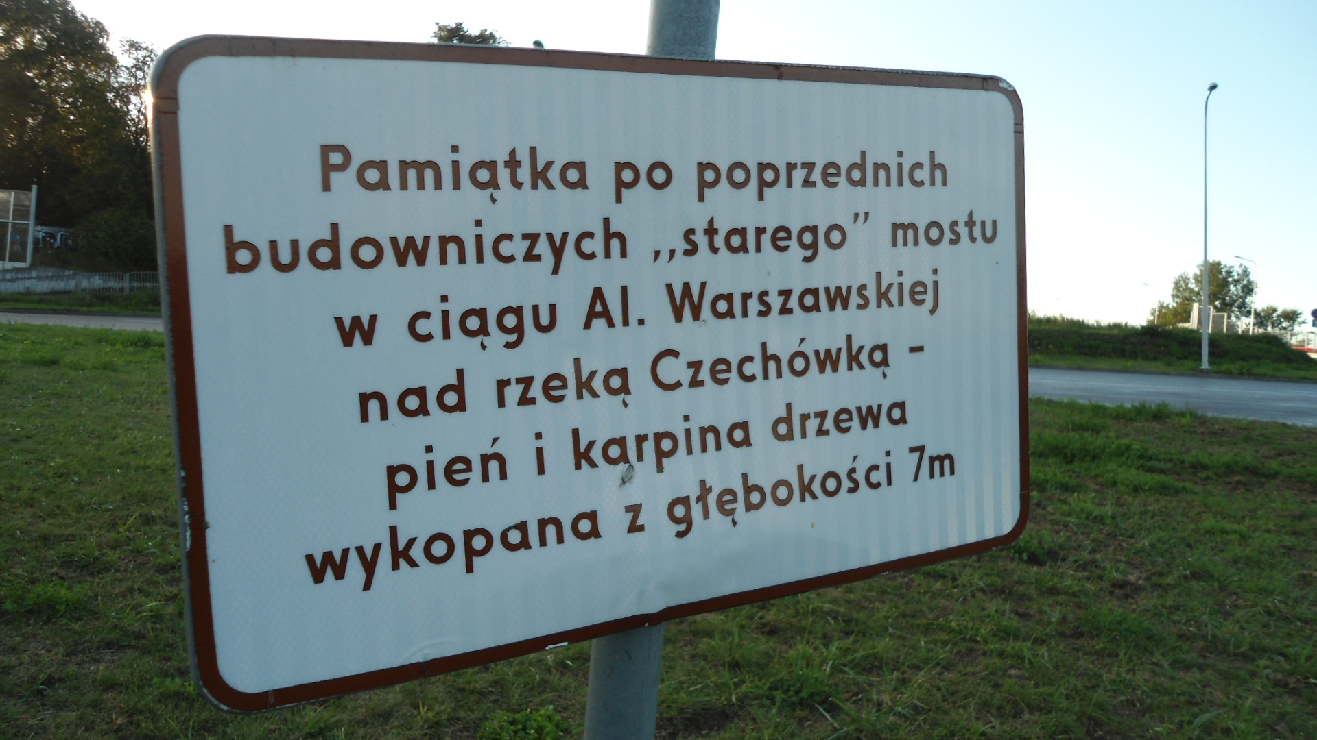 Stoi pośrodku ronda i nie bardzo wiadomo po co. Podejść nie można, więc przejeżdżający dziwią się, jaki jest tego cel (zdjęcia)