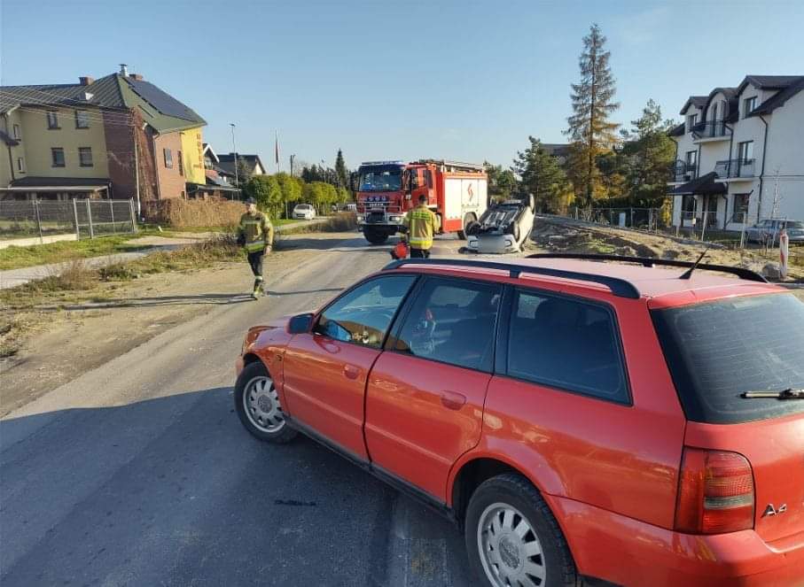 Po wypadku zablokowana trasa Zamość – Tomaszów Lubelski. Są osoby poszkodowane (zdjęcia)