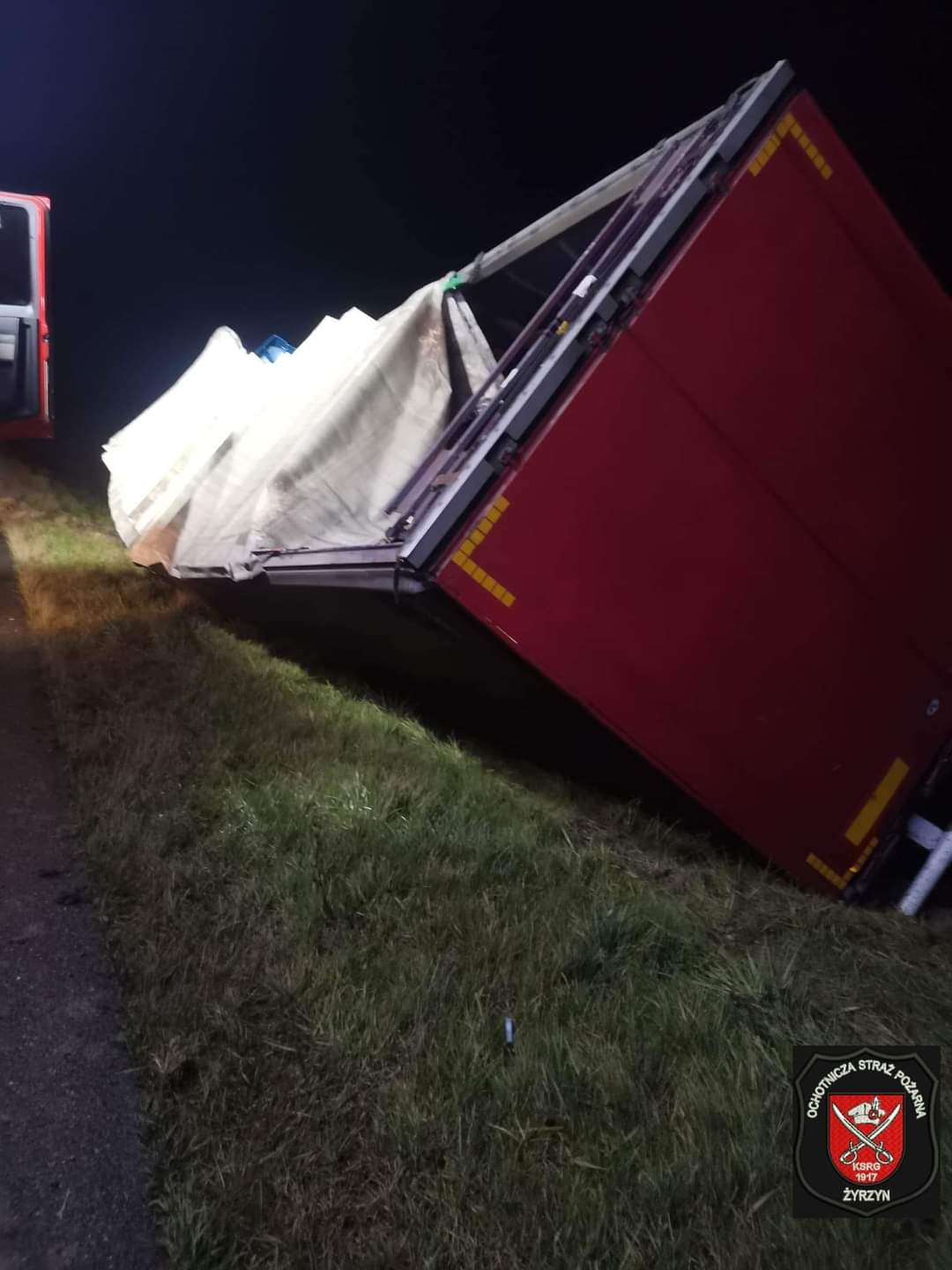 Pojazd ciężarowy wypadł z drogi ekspresowej i przewrócił się (zdjęcia)