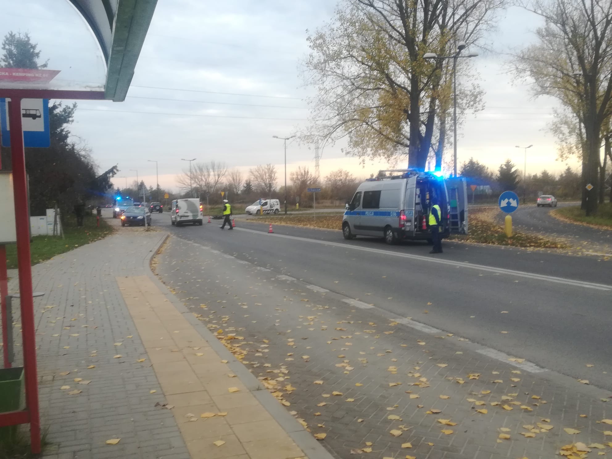 Groźny wypadek na skrzyżowaniu w Lublinie. Rowerzysta trafił do szpitala (zdjęcia)