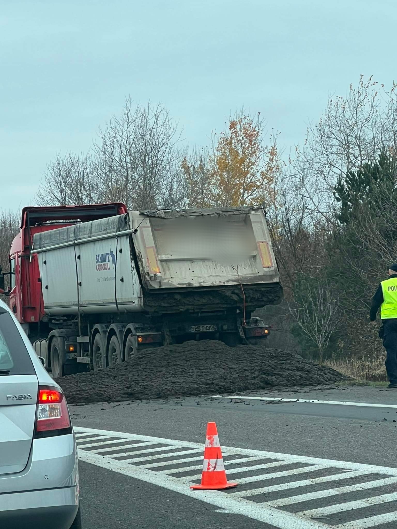 Ciężarówka zgubiła ładunek. Utrudnienia na drodze krajowej nr 19 (zdjęcia)