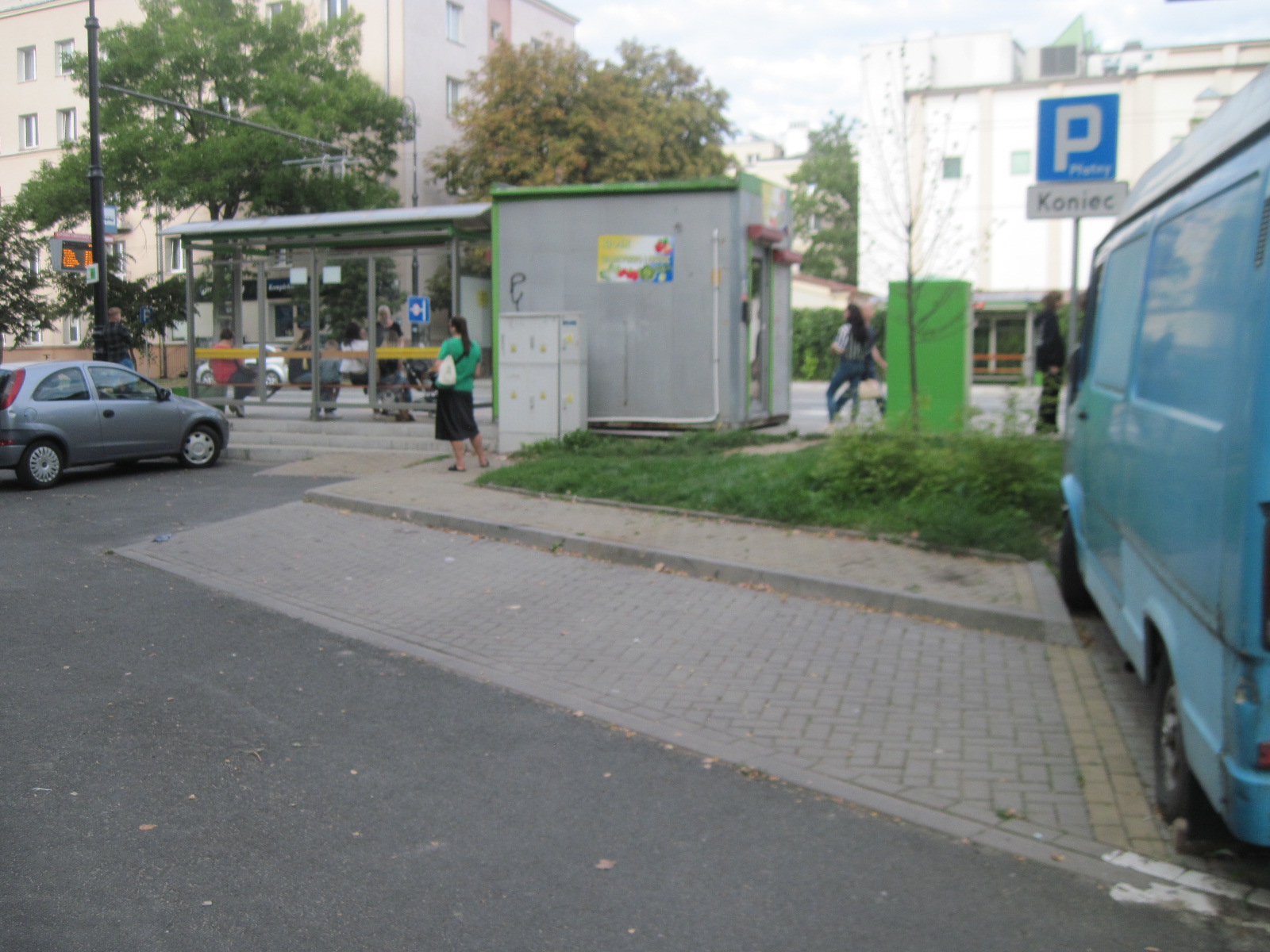 Wiele lat kierowcy tam parkowali i nikt ich za to nie karał. Ale to już się zmieniło: sypią się mandaty, na kołach pojawiają się blokady (zdjęcia)