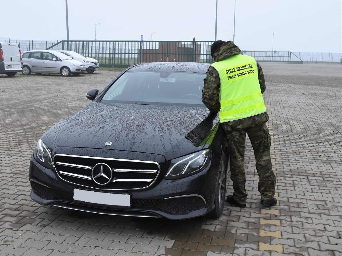 Nie wyjechał mercedesem z Polski na Ukrainę. Pojazd był poszukiwany jako utracony na terytorium Austrii (zdjęcia)