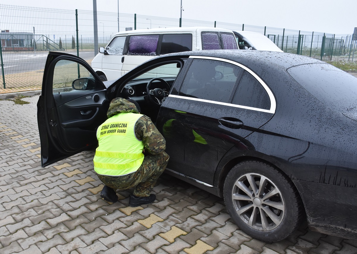 Nie wyjechał mercedesem z Polski na Ukrainę. Pojazd był poszukiwany jako utracony na terytorium Austrii (zdjęcia)