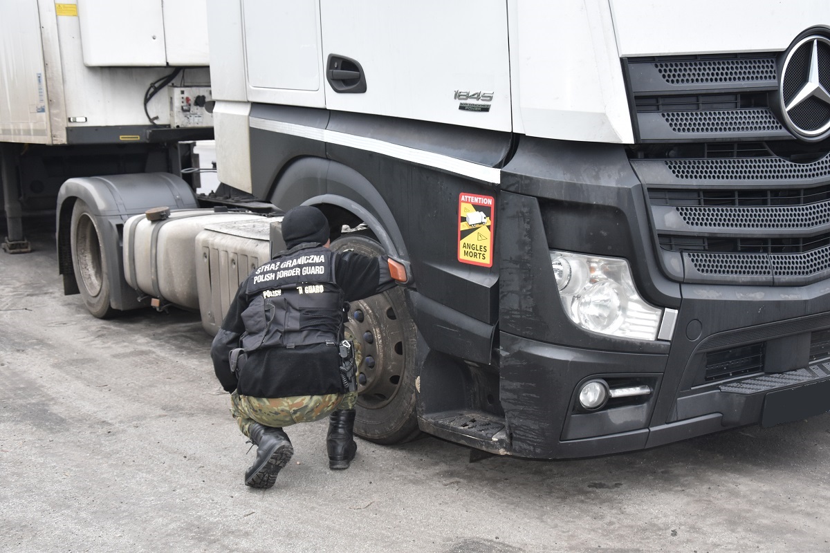 Obywatel Białorusi musiał wysiąść z ciężarówki i ją zostawić na granicy (zdjęcia)