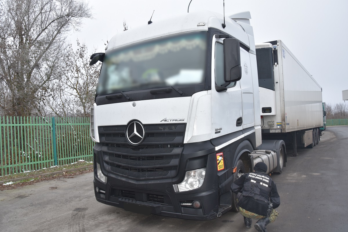 Obywatel Białorusi musiał wysiąść z ciężarówki i ją zostawić na granicy (zdjęcia)