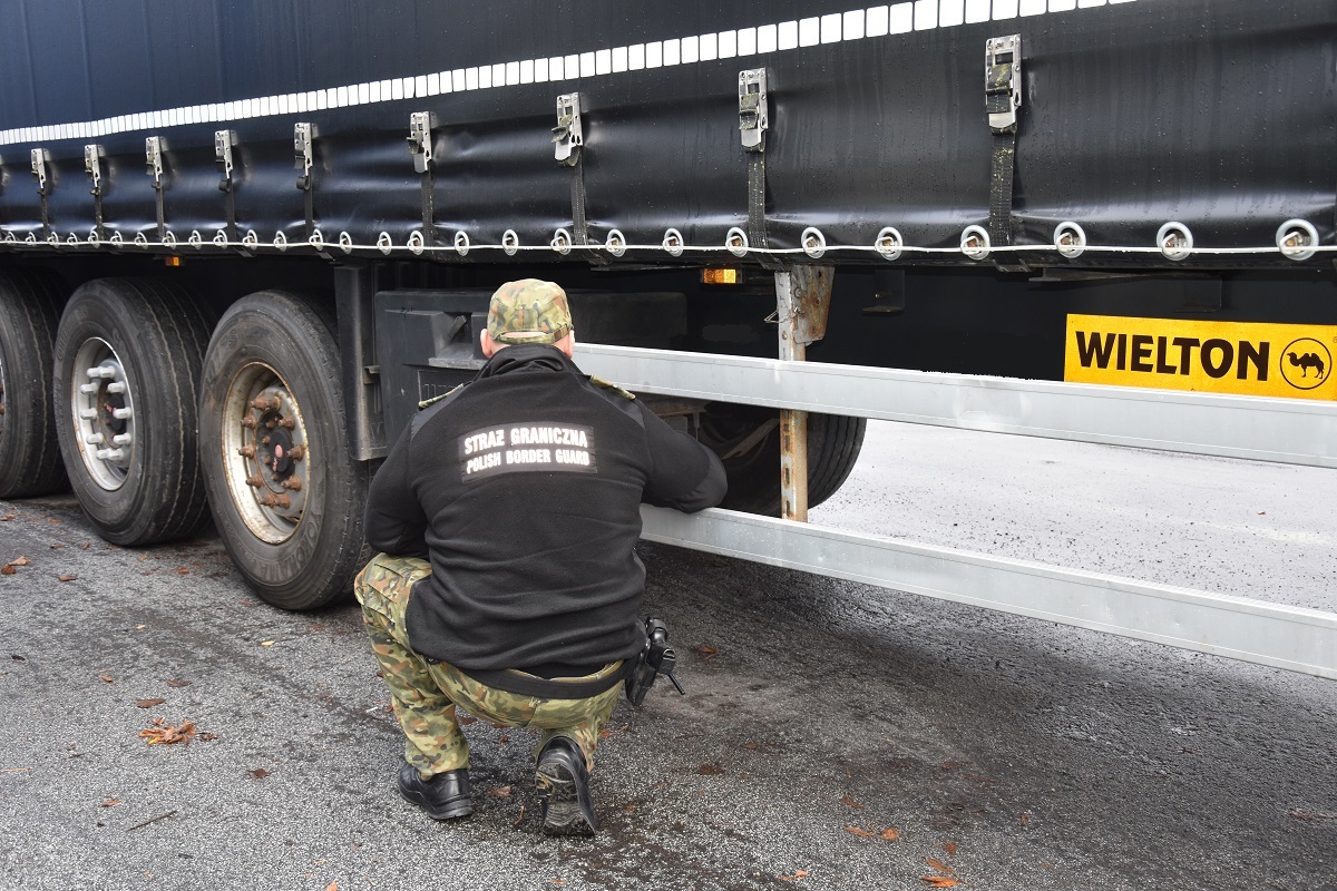 Przerobiony numer VIN w naczepie. Sprawą zajmują się policjanci (zdjęcia)