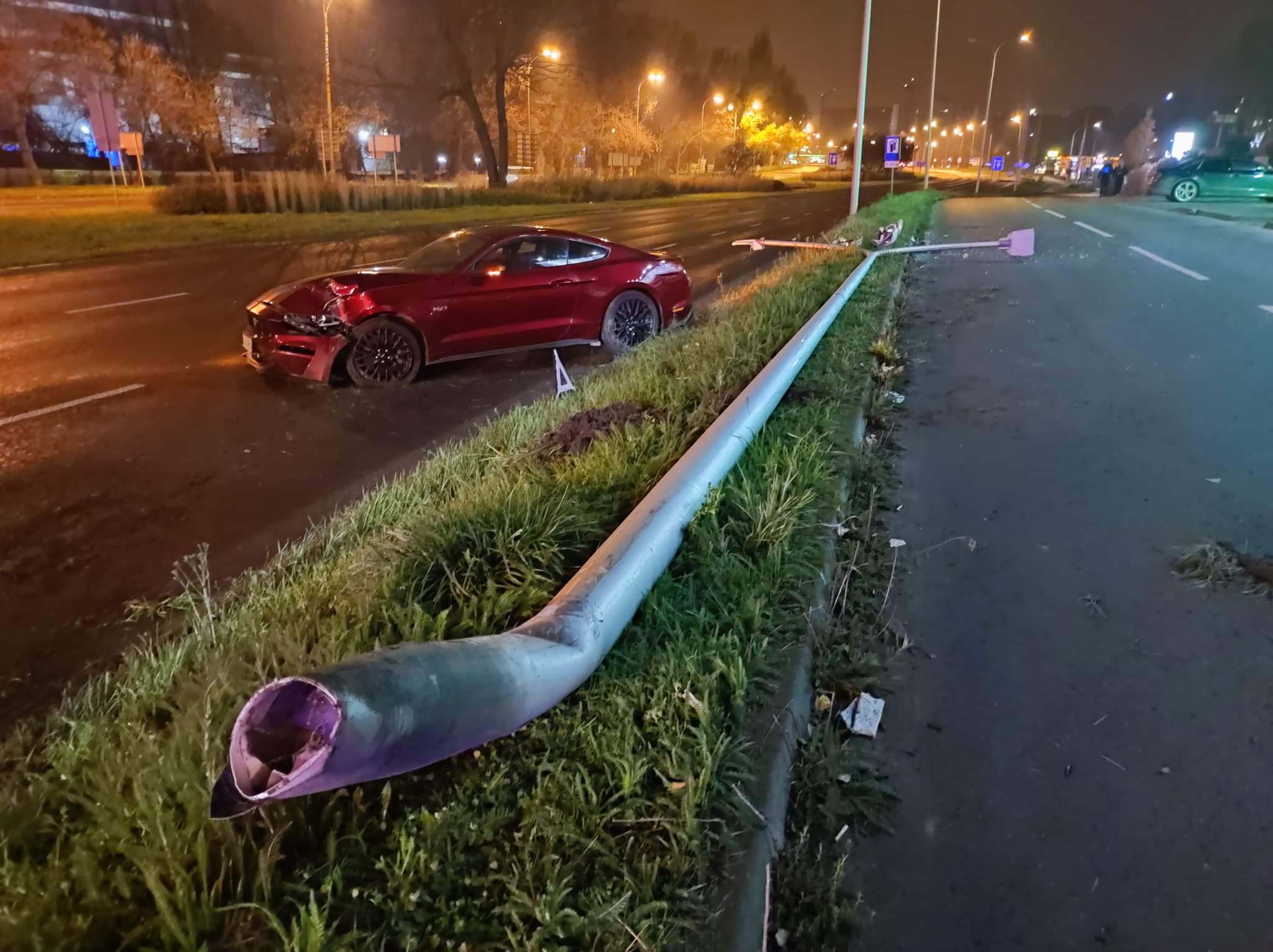 Stracił panowanie nad mustangiem, ściął latarnię (zdjęcia)