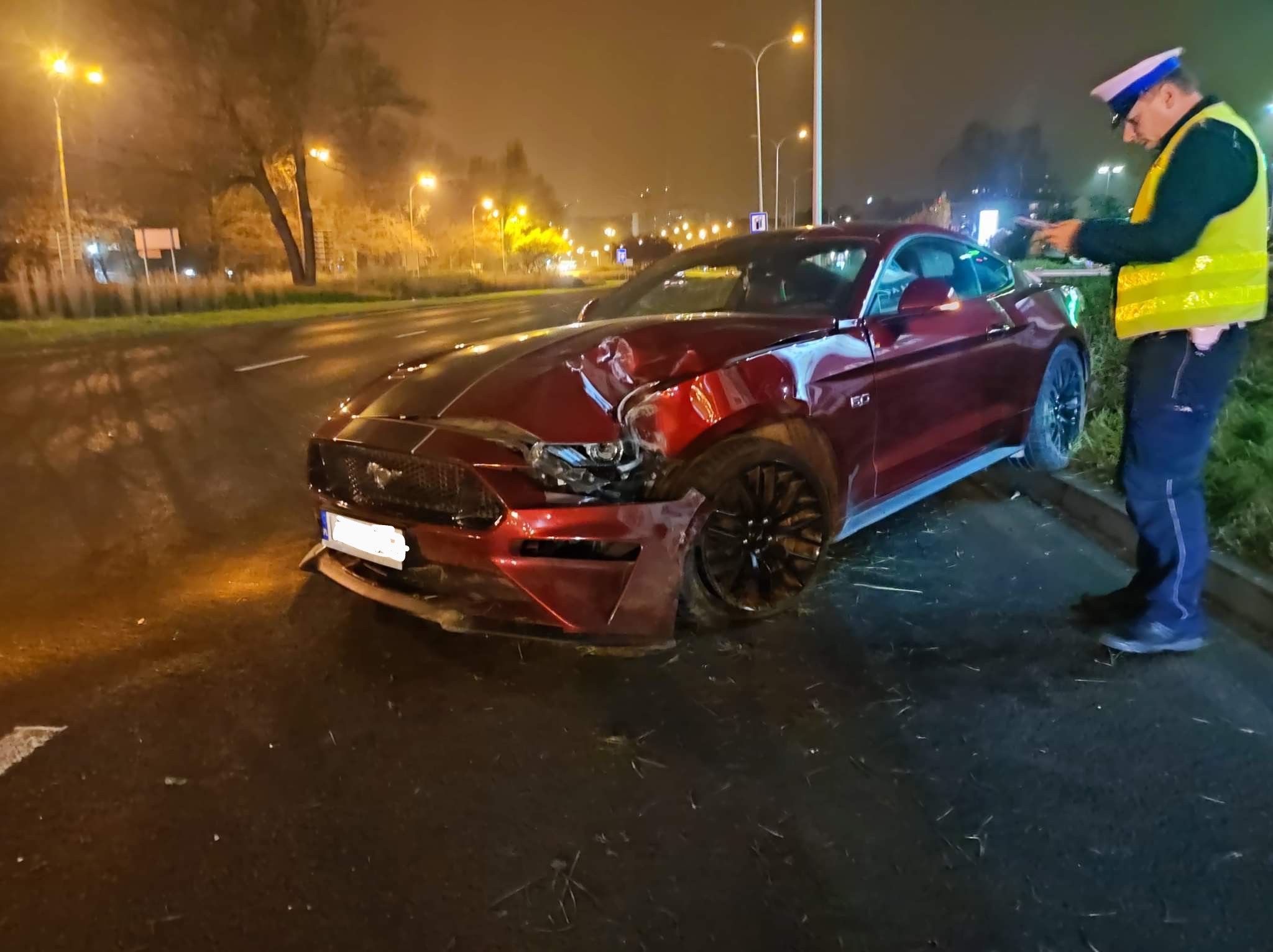 Stracił panowanie nad mustangiem, ściął latarnię (zdjęcia)