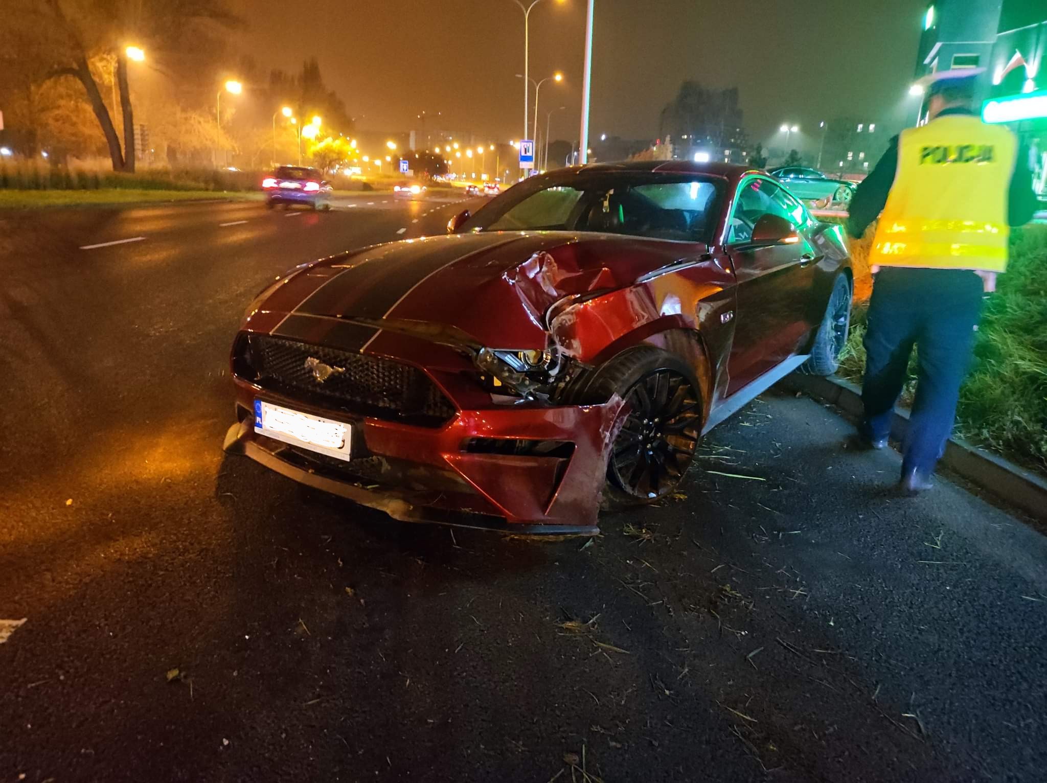 Stracił panowanie nad mustangiem, ściął latarnię (zdjęcia)