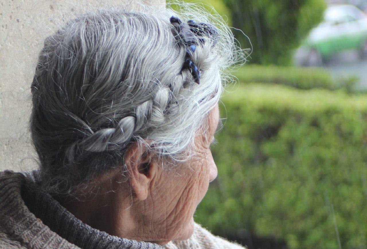 Со старыми дамами. Прически для пожилых женщин. Старушка с седыми волосами. Прически для пожилых на длинные волосы. Седая женщина.