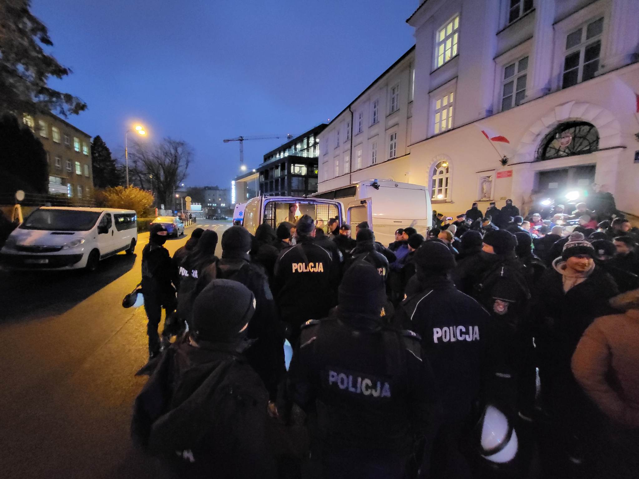 Do okupowanego Urzędu Wojewódzkiego wkroczyła policja. Działacze Agrounii są wynoszeni siłą (zdjęcia)