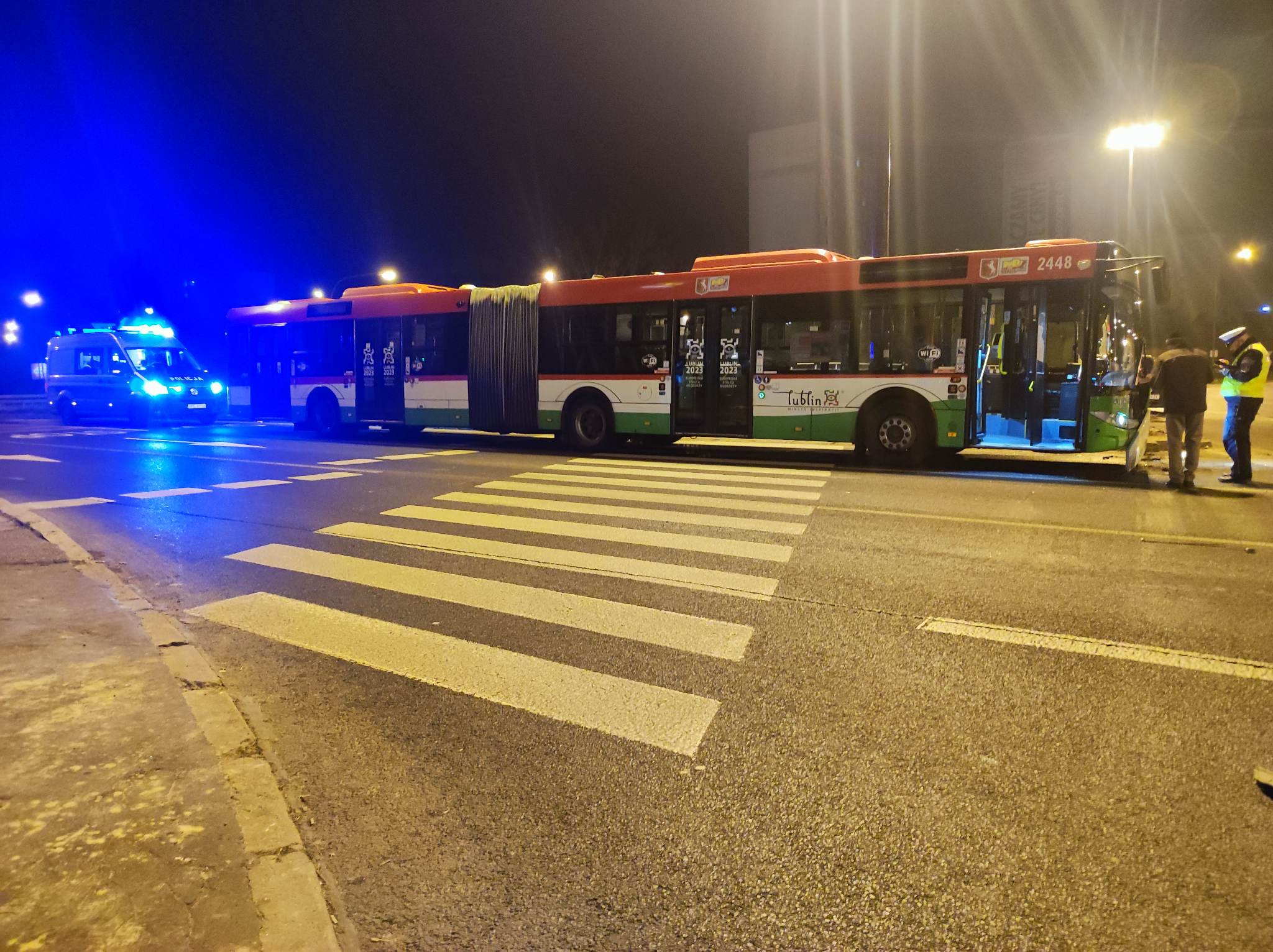 Wpadł w poślizg na rondzie przy Makro, uszkodził dwa pojazdy i uciekł. Porzucił też rozbite auto (zdjęcia)