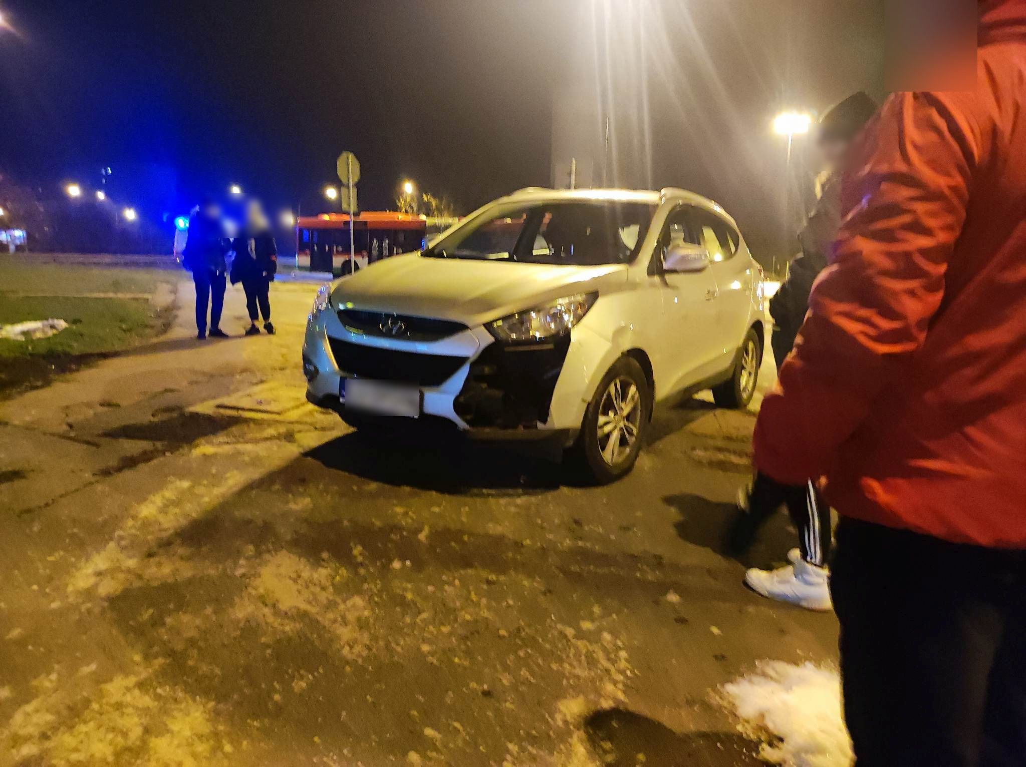 Wpadł w poślizg na rondzie przy Makro, uszkodził dwa pojazdy i uciekł. Porzucił też rozbite auto (zdjęcia)