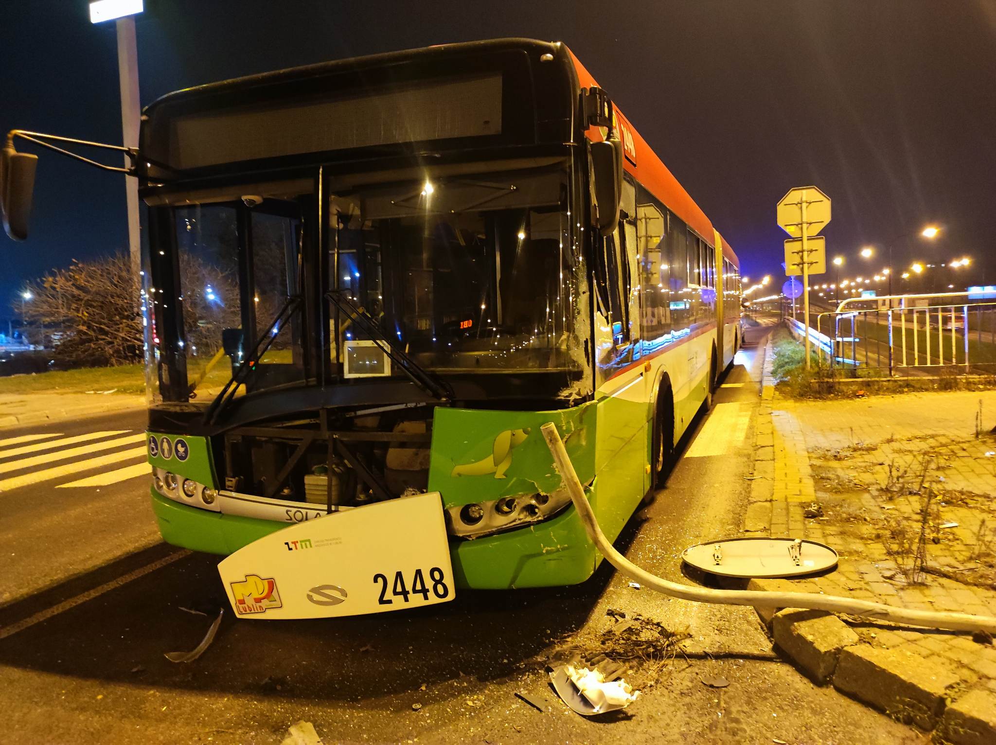 Wpadł w poślizg na rondzie przy Makro, uszkodził dwa pojazdy i uciekł. Porzucił też rozbite auto (zdjęcia)