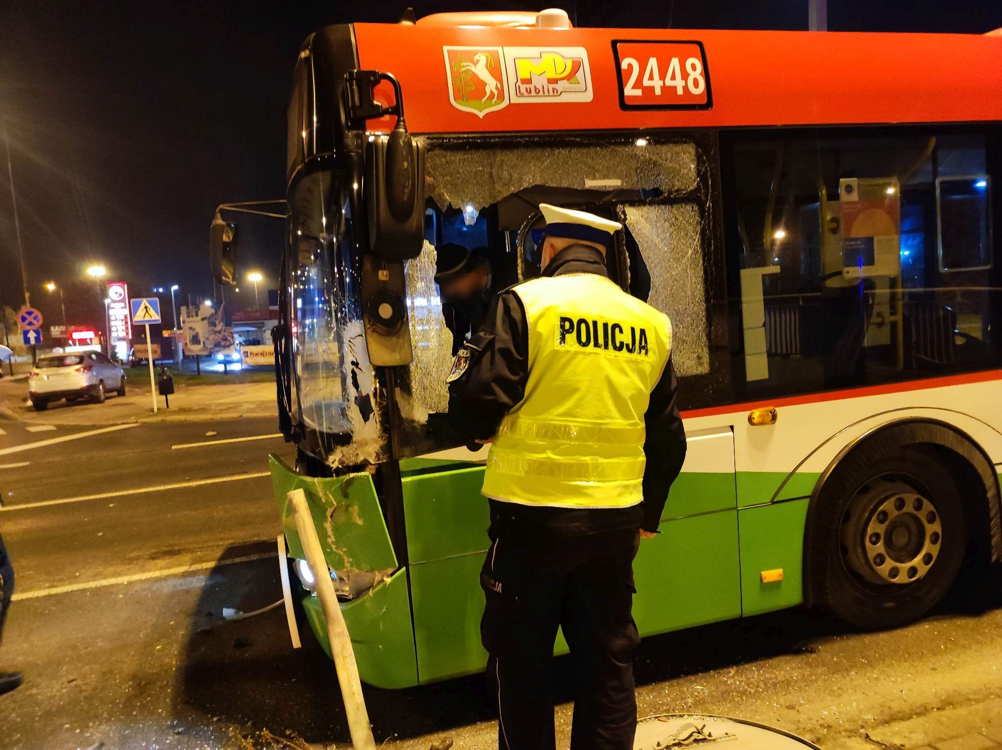 Wpadł w poślizg na rondzie przy Makro, uszkodził dwa pojazdy i uciekł. Porzucił też rozbite auto (zdjęcia)