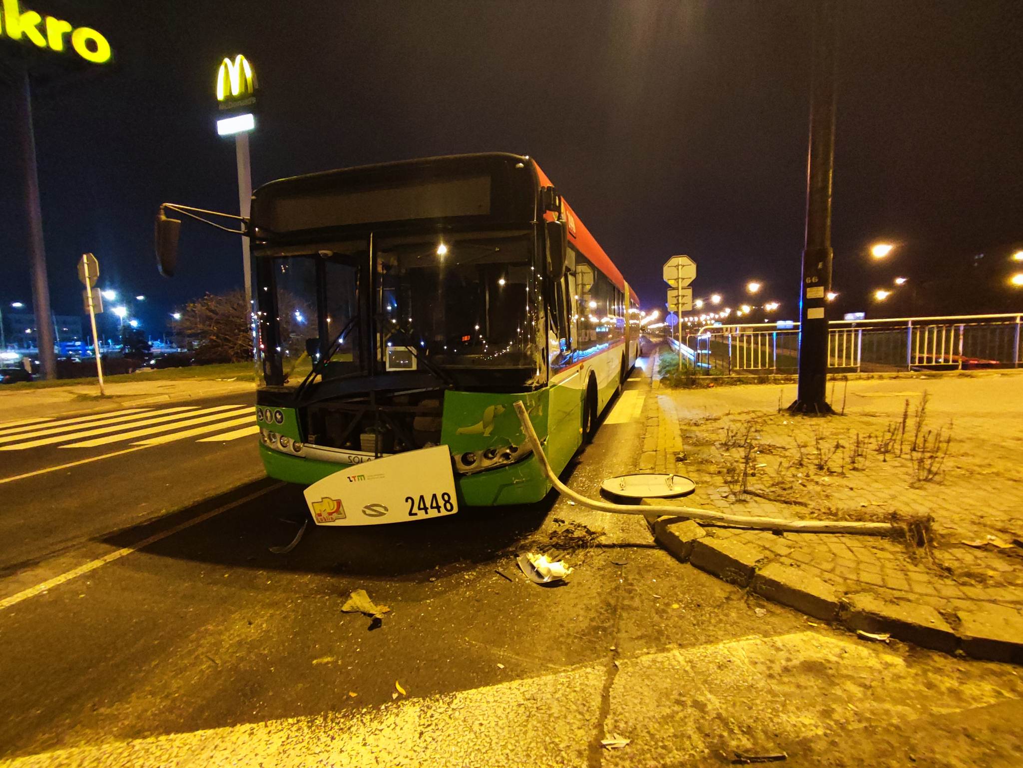 Wpadł w poślizg na rondzie przy Makro, uszkodził dwa pojazdy i uciekł. Porzucił też rozbite auto (zdjęcia)