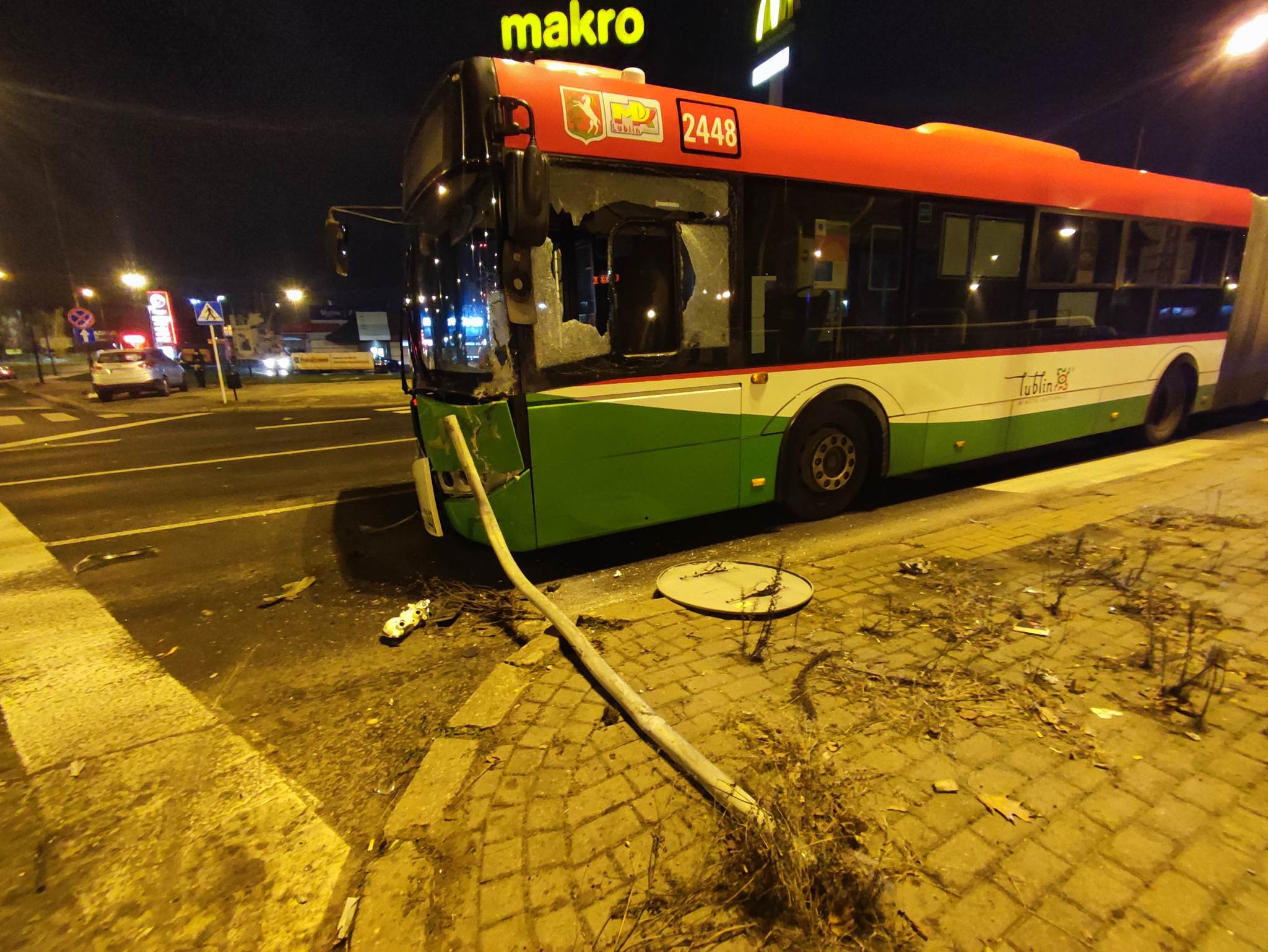 Wpadł w poślizg na rondzie przy Makro, uszkodził dwa pojazdy i uciekł. Porzucił też rozbite auto (zdjęcia)