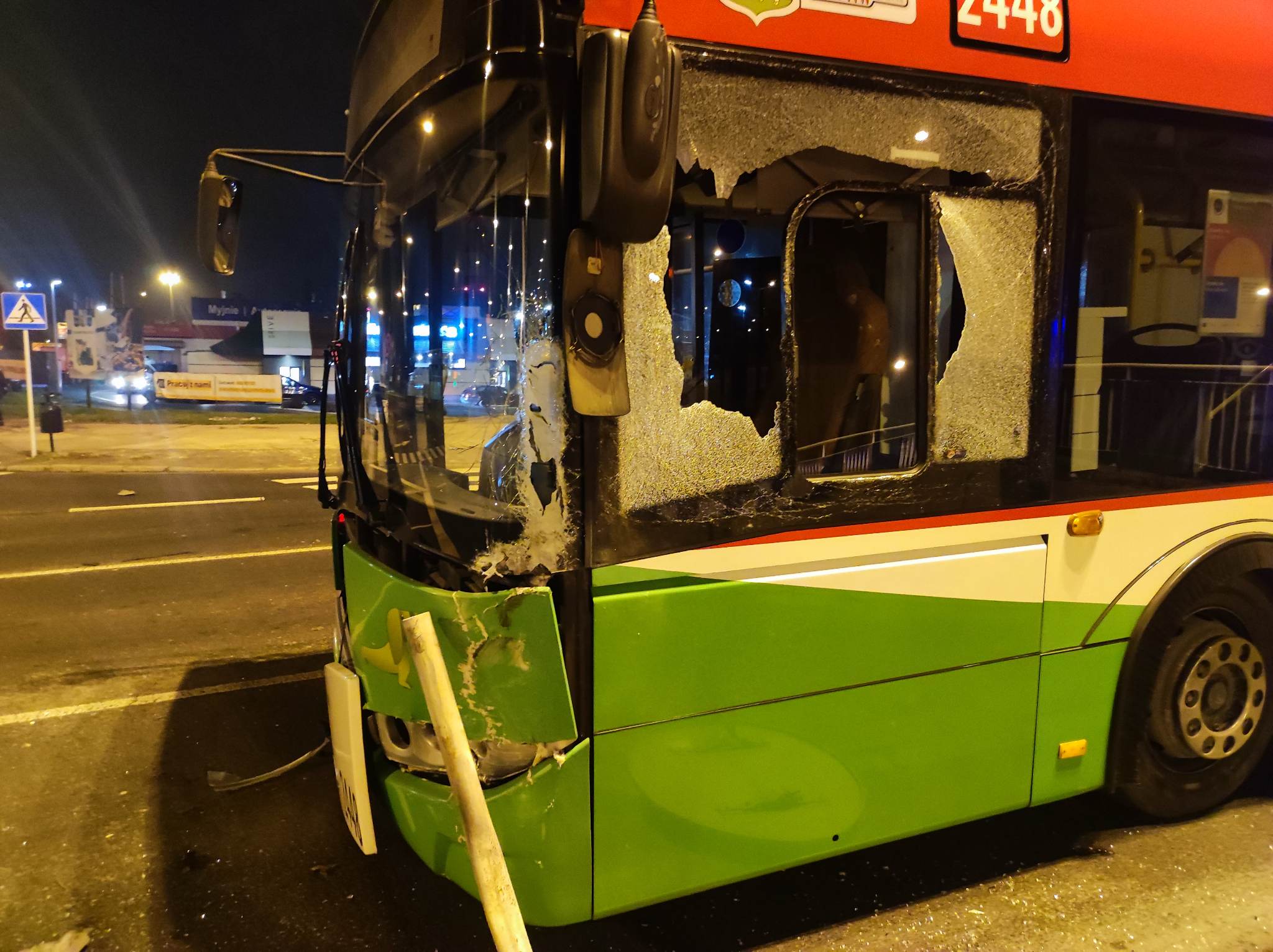 Wpadł w poślizg na rondzie przy Makro, uszkodził dwa pojazdy i uciekł. Porzucił też rozbite auto (zdjęcia)