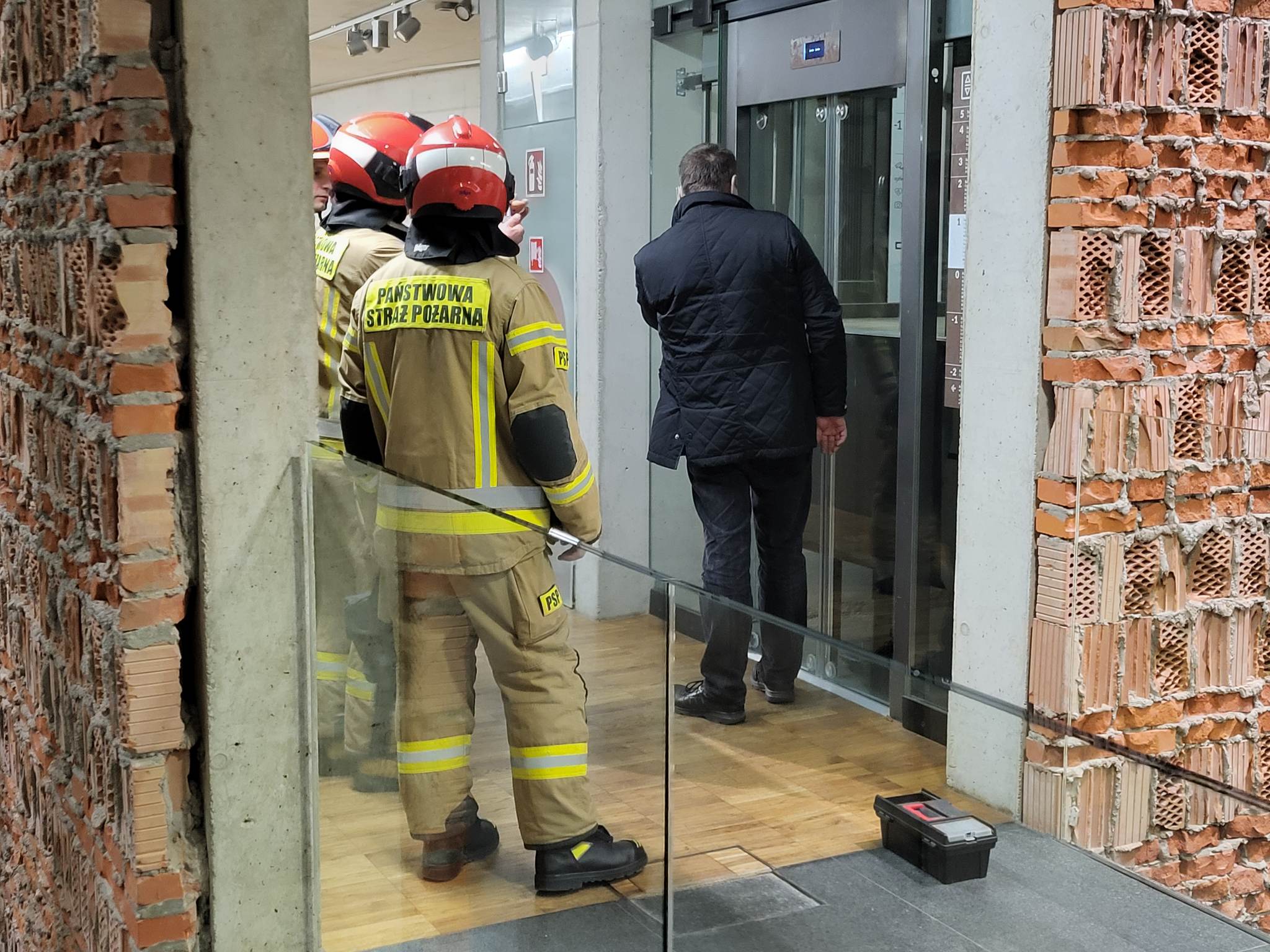 Sześć osób utknęło w windzie CSK.  Sytuacja była bardzo poważna (zdjęcia)