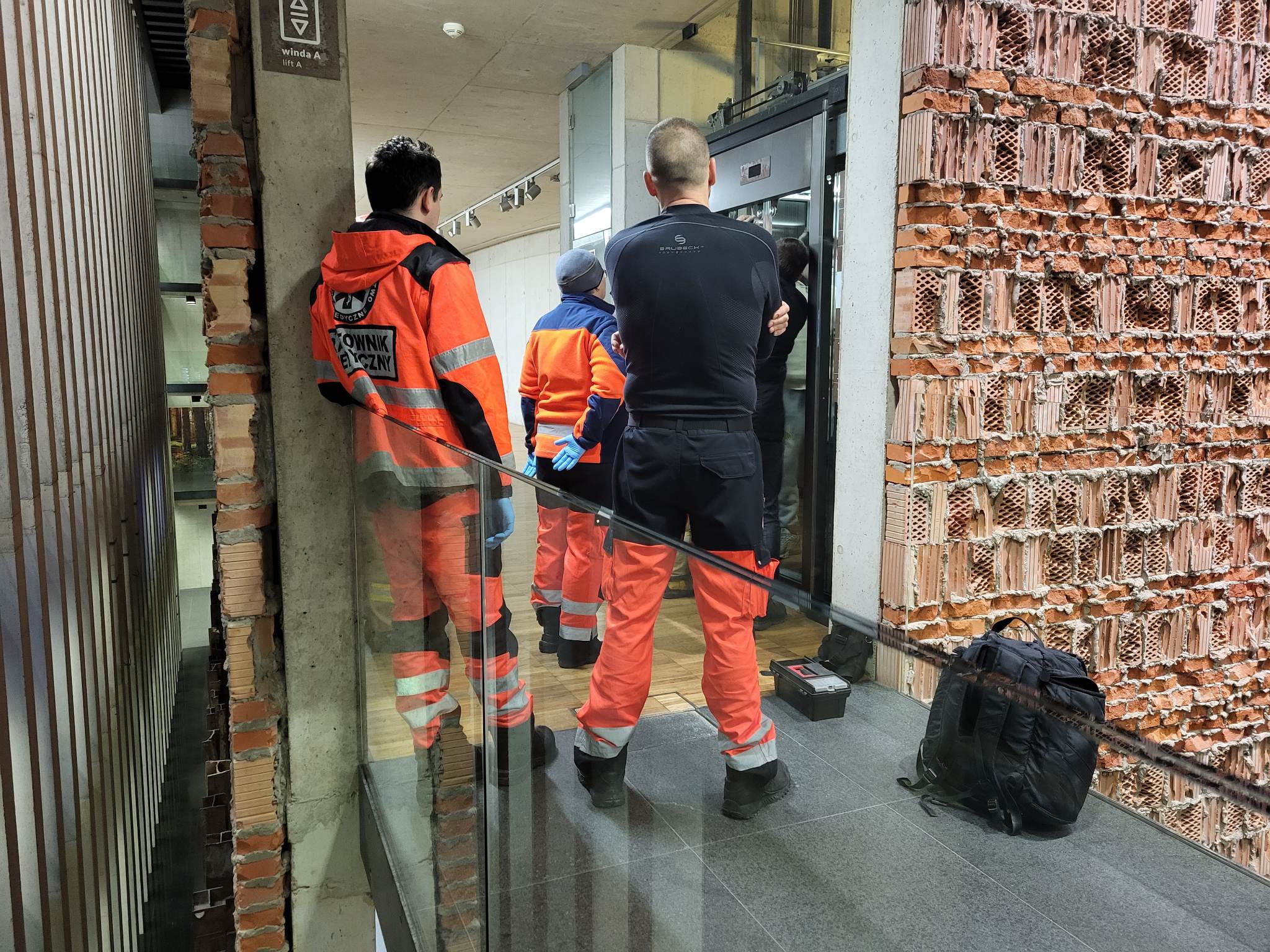 Sześć osób utknęło w windzie CSK.  Sytuacja była bardzo poważna (zdjęcia)