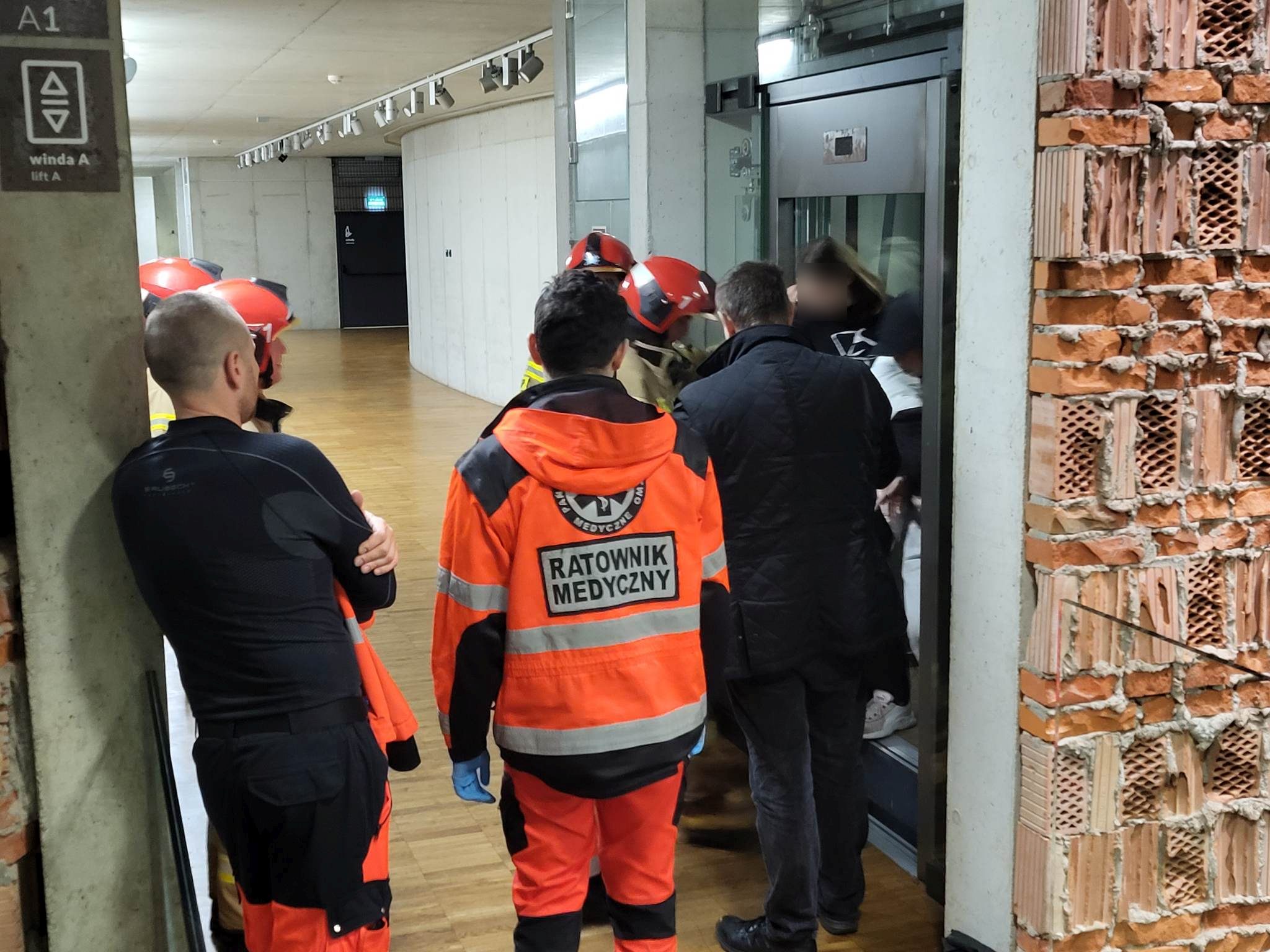 Sześć osób utknęło w windzie CSK.  Sytuacja była bardzo poważna (zdjęcia)