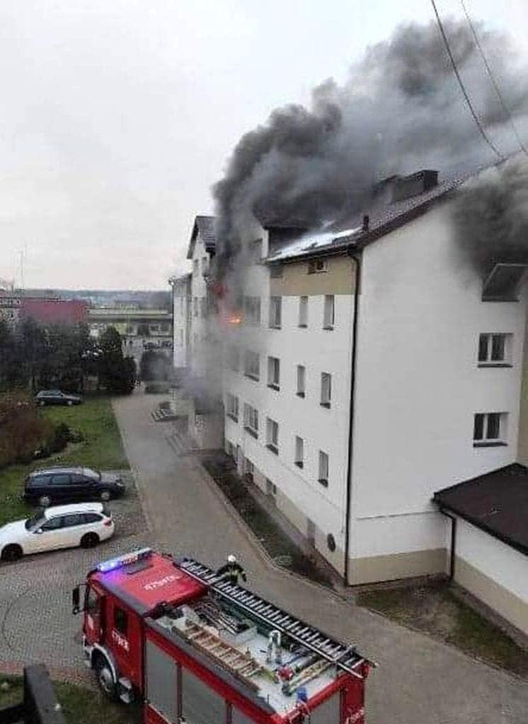 Pożar w domu dziecka, płomienie wydostawały się przez okno. W akcji gaśniczej brało udział 15 zastępów straży (zdjęcia)