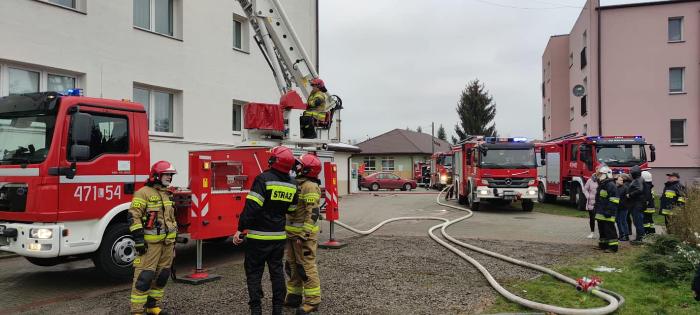 Pożar w domu dziecka, płomienie wydostawały się przez okno. W akcji gaśniczej brało udział 15 zastępów straży (zdjęcia)