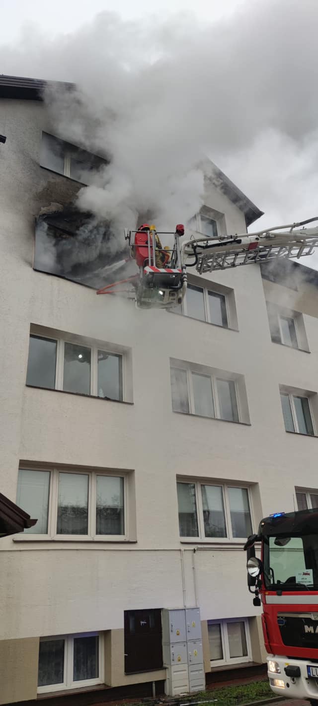 Pożar w domu dziecka, płomienie wydostawały się przez okno. W akcji gaśniczej brało udział 15 zastępów straży (zdjęcia)