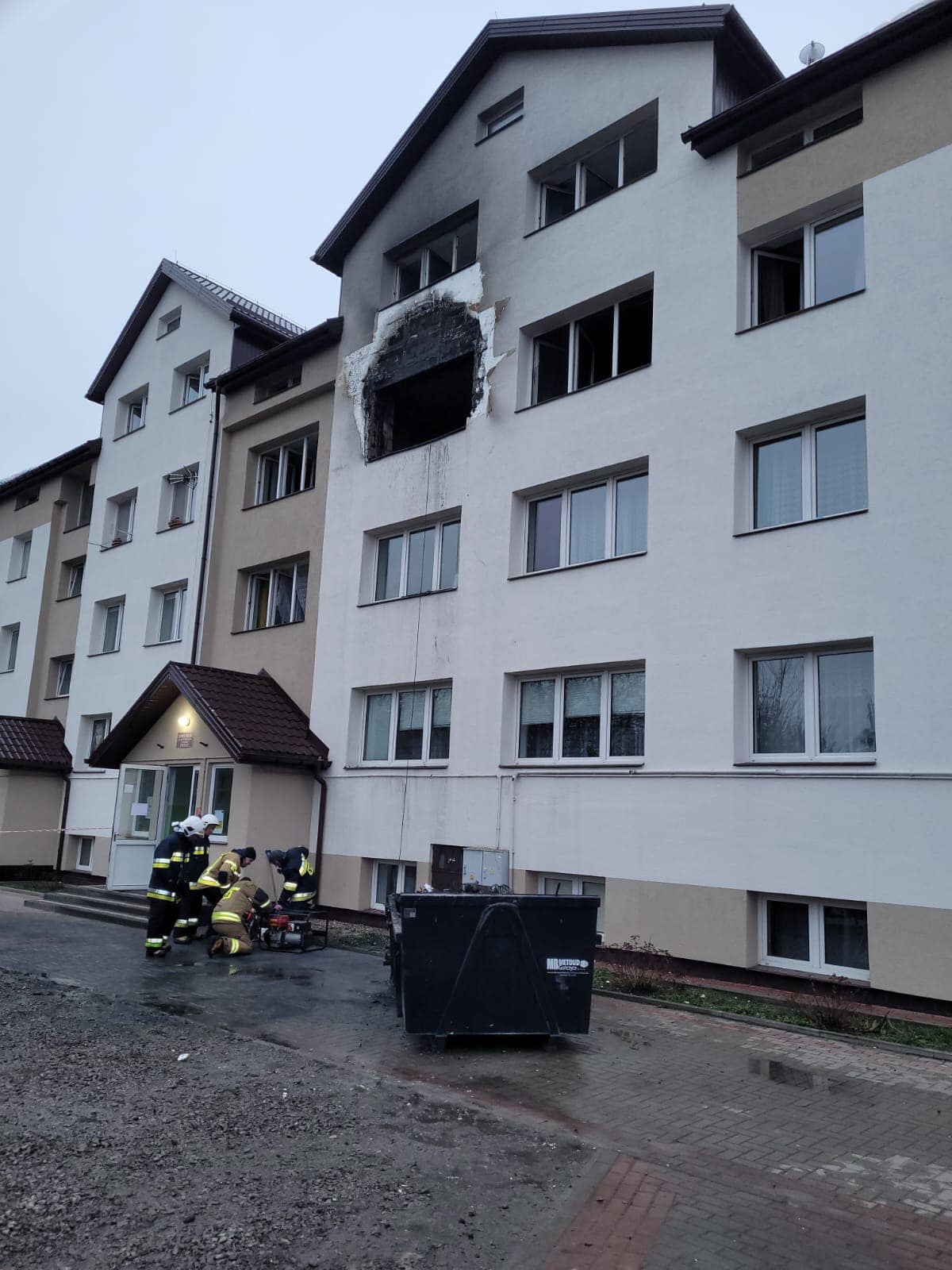 Pożar w domu dziecka, płomienie wydostawały się przez okno. W akcji gaśniczej brało udział 15 zastępów straży (zdjęcia)