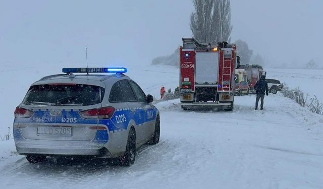 Dramatyczna akcja ratunkowa, mężczyzna uwięziony pod ciągnikiem. Traktorzysta był pijany (zdjęcia)