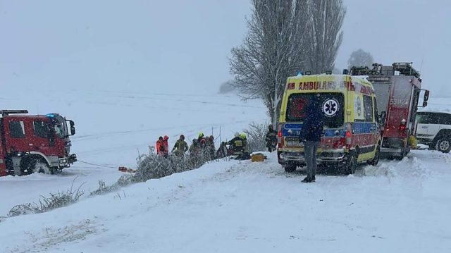 Dramatyczna akcja ratunkowa, mężczyzna uwięziony pod ciągnikiem. Traktorzysta był pijany (zdjęcia)