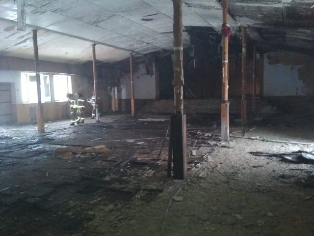 Pożar w dawnym kinie. Paliło się wnętrze obiektu (zdjęcia)