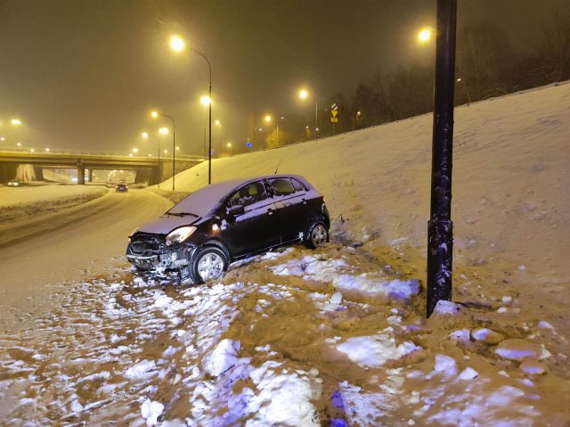 Toyota wypadła z drogi i zaczepiła o słup latarni. Kierowca sobie poszedł (zdjęcia)