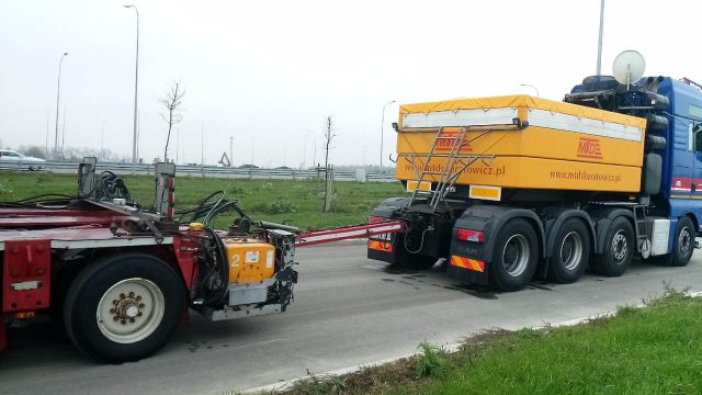 Transport maszyny TBM znów rusza w drogę. Tym razem z okolic Kraśnika już na Podkarpacie