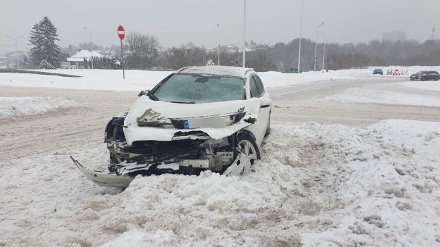 Nie patrzył na znaki, wjechał w auto dostawcze. Kolejne zderzenie pojazdów na „rondzie z pniakiem”  (zdjęcia)