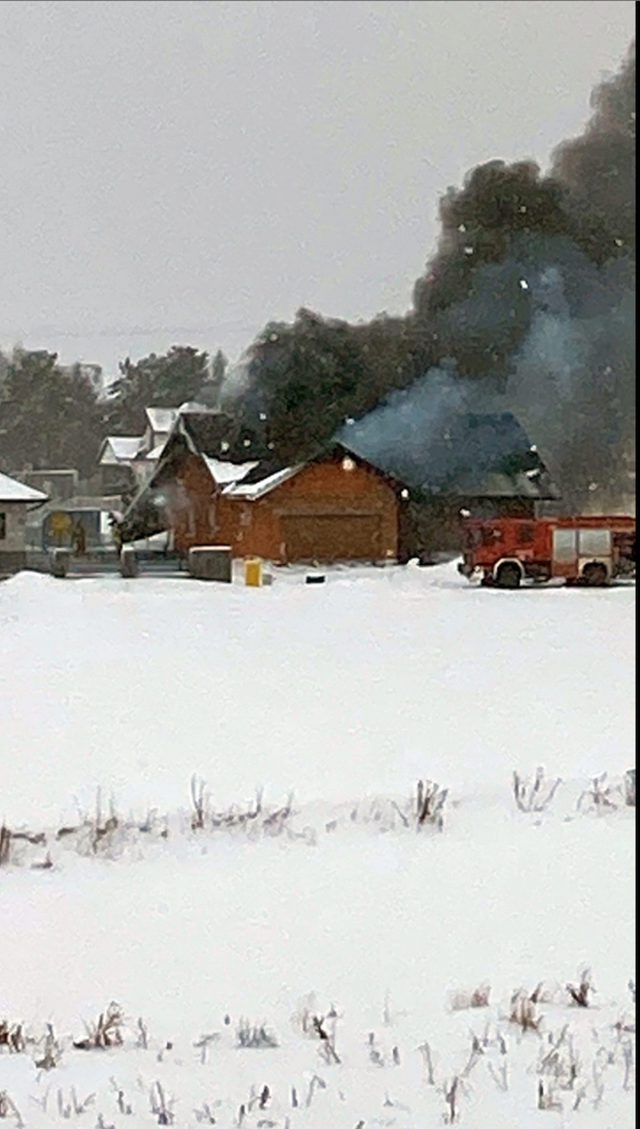 Dom w budowie stanął w płomieniach. Pożar gasiło 11 zastępów strażaków (zdjęcia)