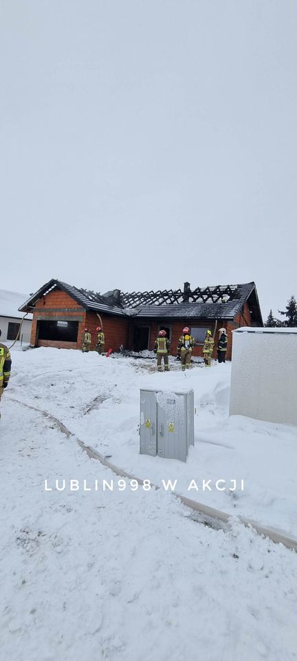 Dom w budowie stanął w płomieniach. Pożar gasiło 11 zastępów strażaków (zdjęcia)