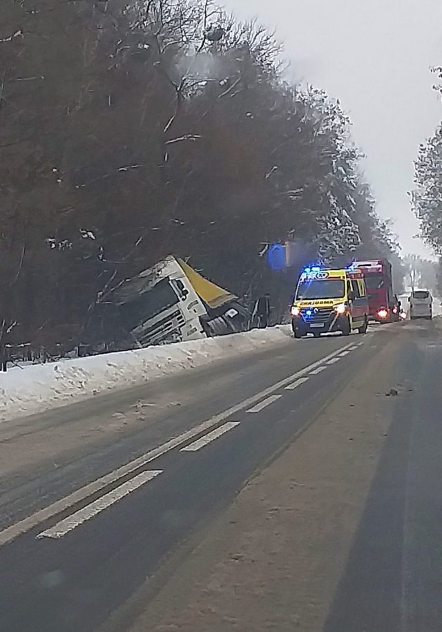 Kolejna ciężarówka wypadła z jezdni. Tym razem na trasie Lublin – Biłgoraj (zdjęcia)
