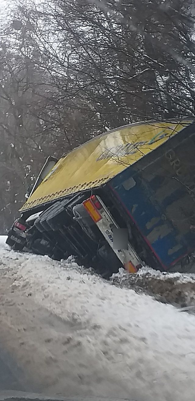 Kolejna ciężarówka wypadła z jezdni. Tym razem na trasie Lublin – Biłgoraj (zdjęcia)
