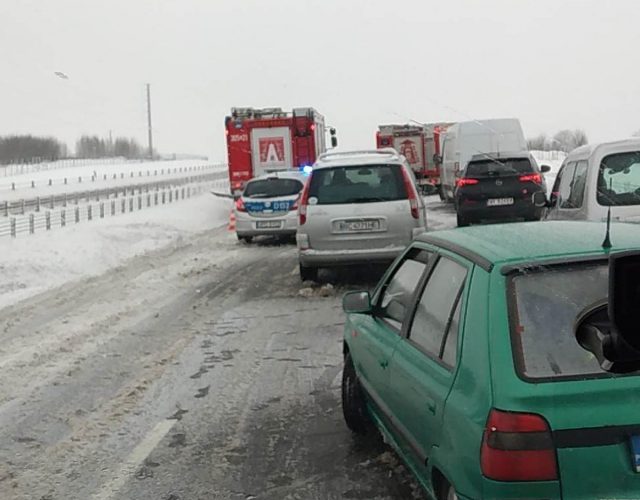 Zderzenie pojazdów na obwodnicy Lublina. Jezdnia jest całkowicie zablokowana (zdjęcia)