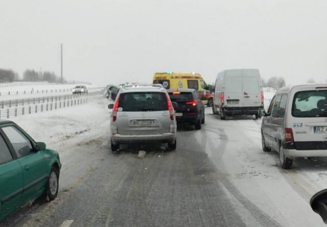 Zderzenie pojazdów na obwodnicy Lublina. Jezdnia jest całkowicie zablokowana (zdjęcia)