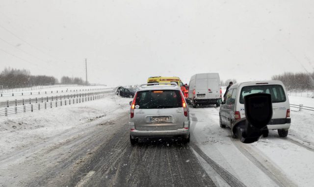 Zderzenie pojazdów na obwodnicy Lublina. Jezdnia jest całkowicie zablokowana (zdjęcia)