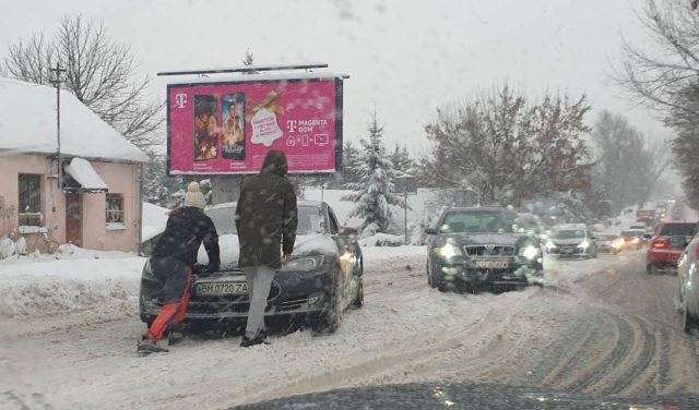 Wjazd do Lublina od strony Łęcznej zakorkowany. Kierowcy mają problem z wjazdem pod górę (zdjęcia)