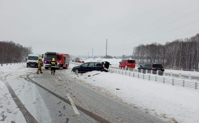 Zderzenie pojazdów na obwodnicy Lublina. Jezdnia jest całkowicie zablokowana (zdjęcia)