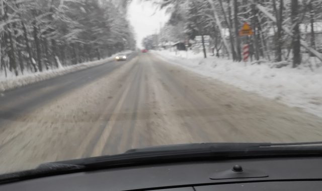 Piątkowy atak zimy dał się we znaki kierowcom. Na bieżąco przekazywali sytuację występującą na drogach (zdjęcia, wideo)
