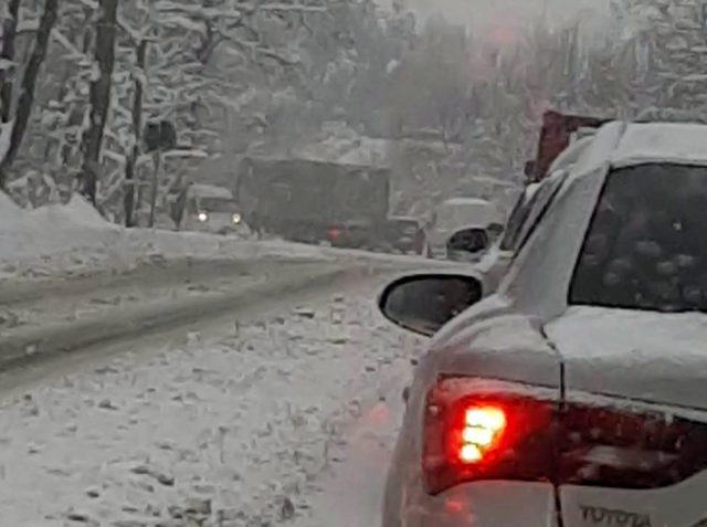 Piątkowy atak zimy dał się we znaki kierowcom. Na bieżąco przekazywali sytuację występującą na drogach (zdjęcia, wideo)